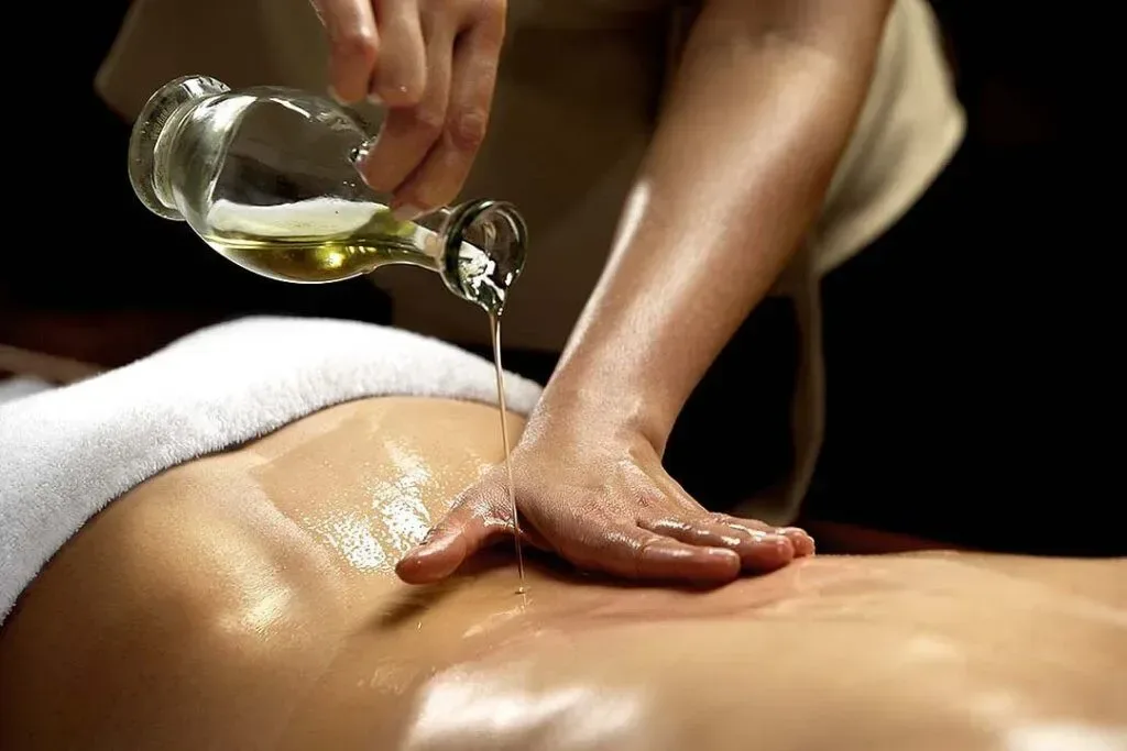 Massage aux huiles : gestes enveloppants sur le dos