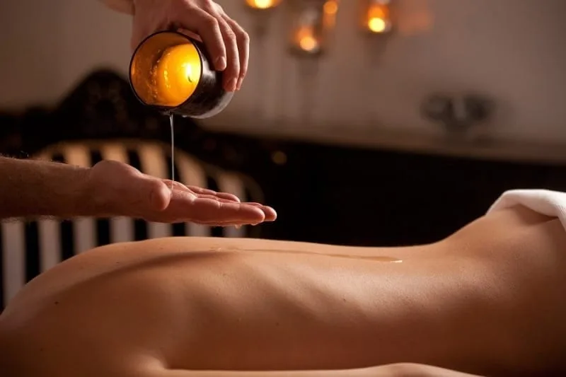 Massage aux bougies chaudes